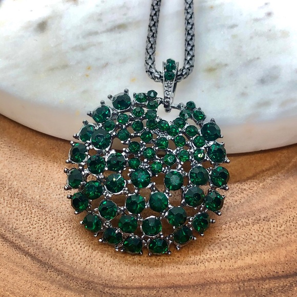 Women's Green Pendant Necklace - Picture 2 of 6